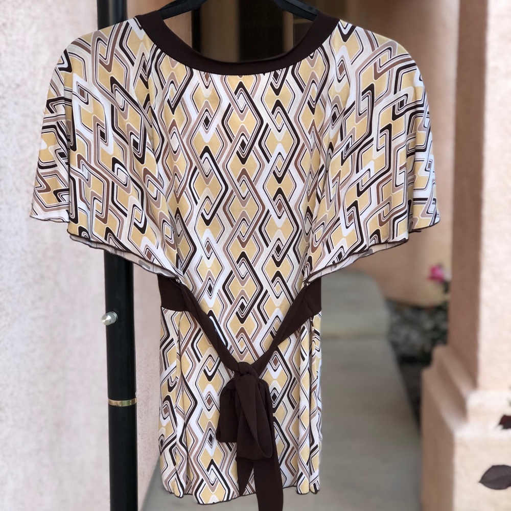Flutter Sleeve Pattern Blouse - Picture 2 of 2